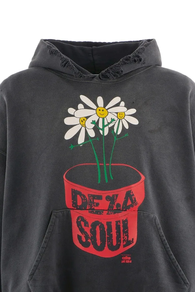 SAINT Mxxxxxx × DE LA SOUL DLS_HOODIE/DE LA SOUL/BLK DE LA SOUL co-branded potted plant destruction hoodie, washed black S-XL, a very important hoodie this season. It embodies the brand philosophy through the humorous potted plant and slogan design. In addition, through a large number of hand-made fraying, cutting and other damage processing, as well as heavy washing and oxidative fading treatment, a perfect Vintage effect is created. Original mold opening Customized co-branded main mark and wash water mark, correct version